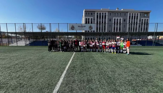 Özalplı kız futbol takımı il birincisi oldu