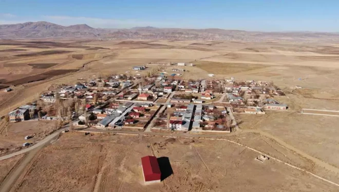 Van’ın Özalp ilçesinde simetrik yapılar sonbahar güzelliğiyle büyülüyor