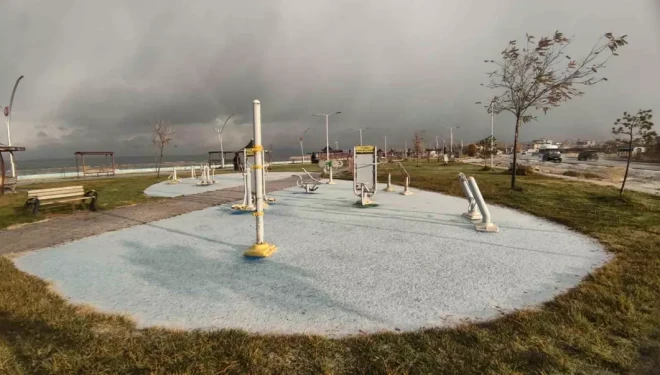 Van’da dolu yağışı şehri beyaza bürüdü