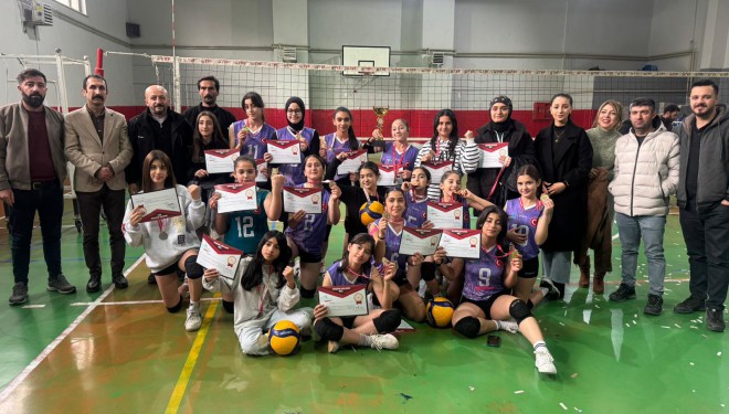 Edremit Belediyesi Midi Kız Voleybol Takımı Şampiyon Oldu