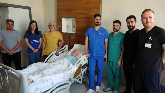 Van’da ölümcül damar yırtığı 15 kişilik ekip tarafından ameliyat edildi