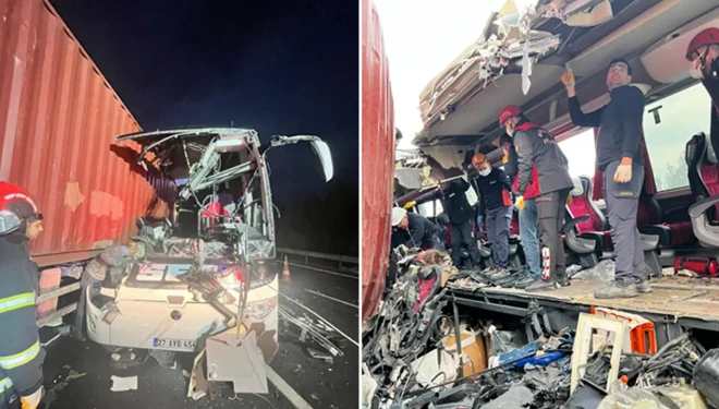 Yolcu otobüsü, otoyolda TIR'a çarptı; 7 ölü, çok sayıda yaralı