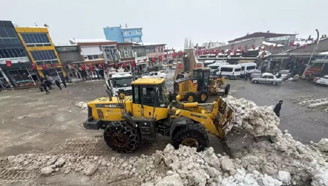 Van ve Hakkari'de kar yağışı etkili oldu; 12 yerleşim yeri ulaşıma kapandı