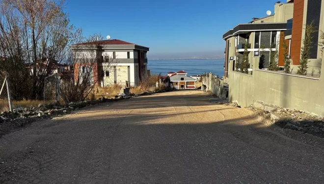 Edremit Belediyesi kış öncesi yol yapım çalışmalarını hızlandırdı  