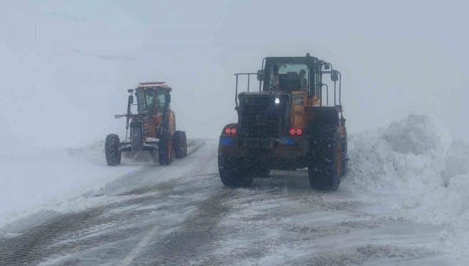 Karabet Geçidi’nde kar temizleme çalışması devam ediyor