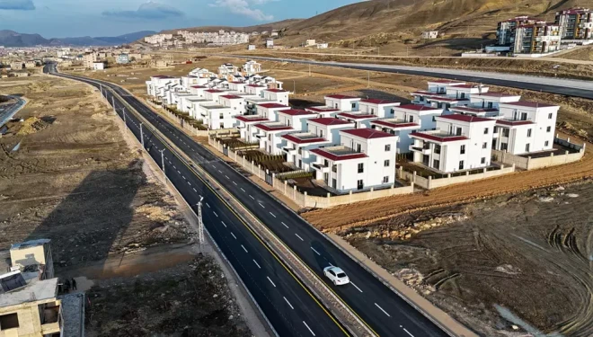 Van trafiğini rahatlatacak 11 KM'lik Elmalı yolu trafiğe açıldı