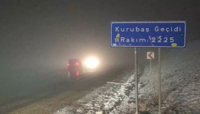 Van’da Kurubaş Geçidi’nde yoğun kar yağışı ve sis