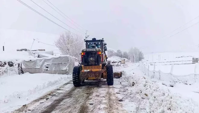 Van’da 102 yerleşim yerinin yolu ulaşıma kapandı