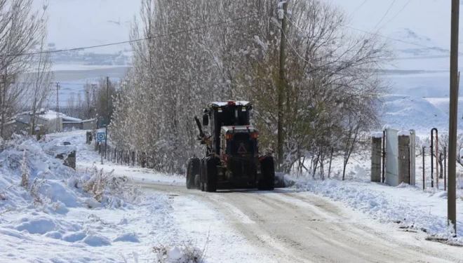 Kırsal mahallelerde kardan dolayı kapanan yollar ulaşıma açıldı