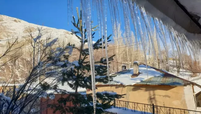 Başkale'de dondurucu soğuklar; 2 metre uzunluğunda buz sarkıtları oluştu