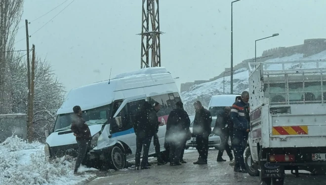 Van’da kale yolunda trafik kazası!