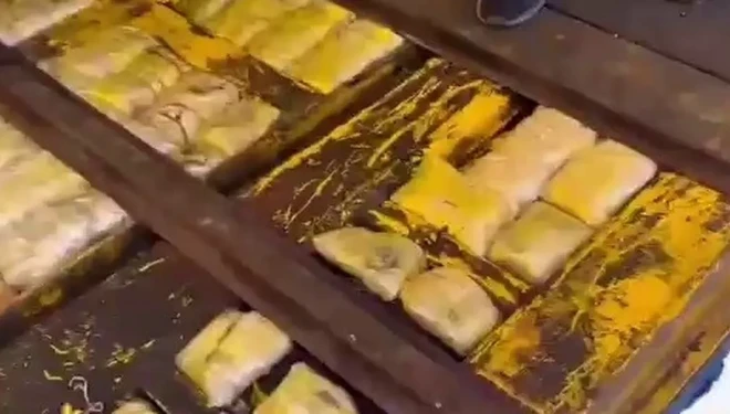 Tırın tabanına binlerce uyuşturucu hap sakladılar