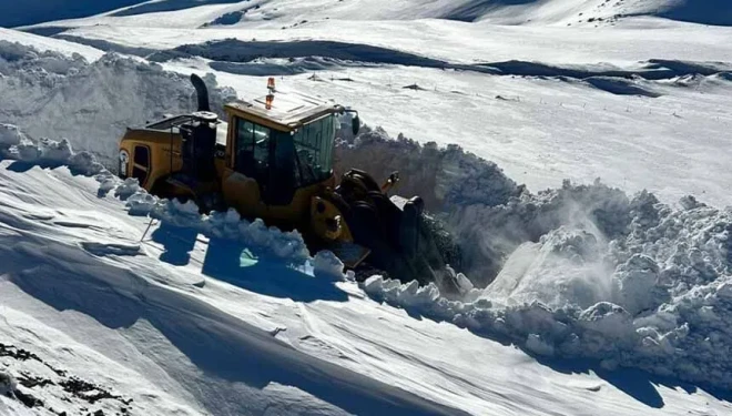 Yüksekova'da 3 metrelik karla zorlu mücadele