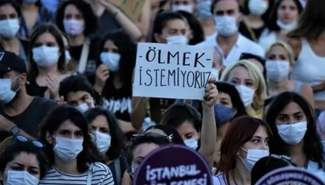 Tartıştığı eşini sokak ortasında bıçaklayarak katletti