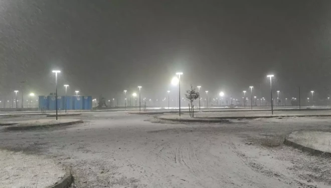 Van’da beklenen kar geldi: Kent merkezi beyaza büründü