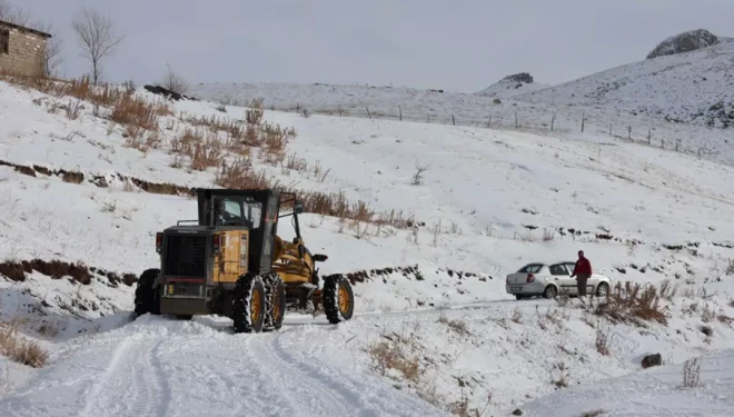 Tuşba’da Kırsal Mahallelerde Karla Mücadele ve Tuzlama Çalışmaları Sürüyor