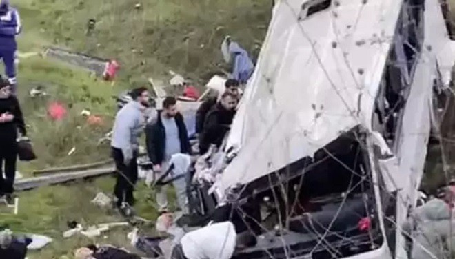 Servis minibüsü şarampole yuvarlandı; 5 ölü, 6 yaralı