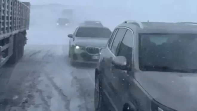 Tendürek Geçidi'nde ulaşım durma noktasına geldi
