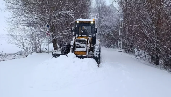 İpekyolu’nda kar nedeniyle kapanan yollarda çalışmalar sürüyor
