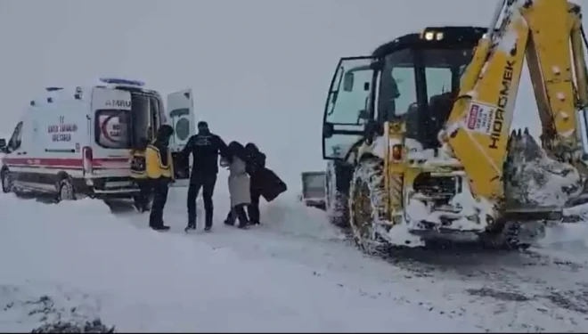 Tuşba Belediyesi hastayı kepçeyle alıp ambulansa yetiştirdi
