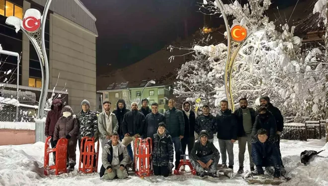 Çatak’ta çocuklar kar katilini eğlenceye dönüştürdü