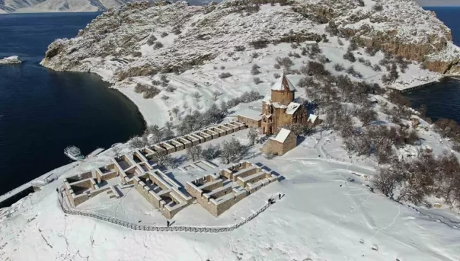 Akdamar Adası beyaz gelinliğini giydi: Doğaseverler adaya çıkarma yaptı