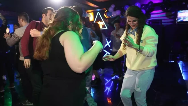 Van'a gelen İranlı turistler, yeni yıla eğlenerek girdi