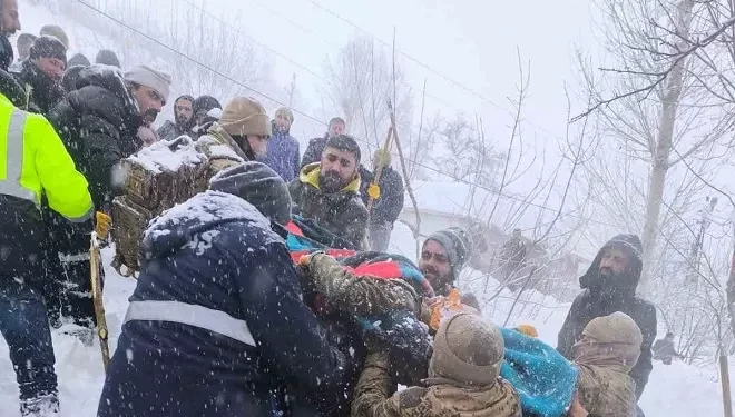 Çatak’ta çığın altında kalan kadın yaşamını yitirdi