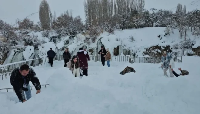Muradiye Şelalesi’ne ziyaretçi akını