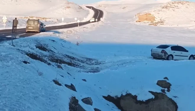 Başkale’de otomobil şarampole düştü