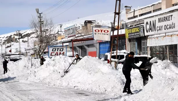 Van'da kar durdu, Erciş'te sanayi esnafı 3 gün sonra dükkan açtı