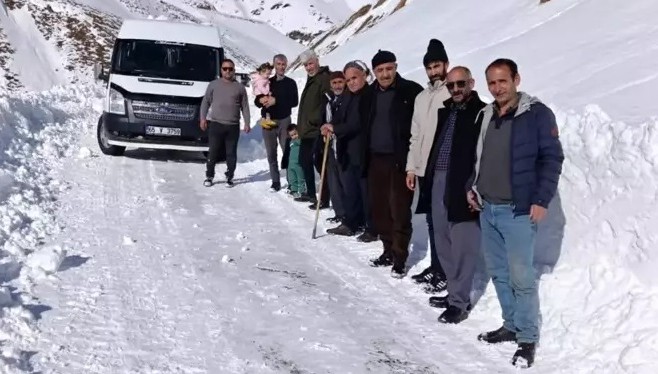 Çığın kapattığı kara yolunda mahsur kalan yolcular, köydeki taziye evinde misafir ediliyor
