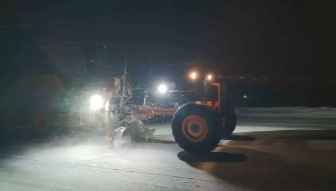 Van’da Kurubaş Geçidi’nde kar ve tipi ulaşımı olumsuz etkiliyor