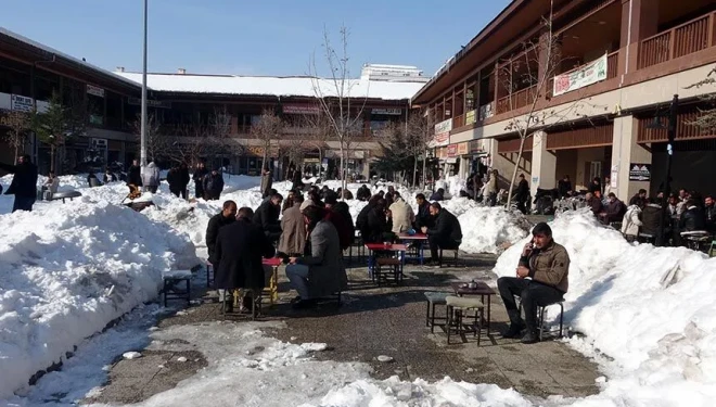 Kar kütlelerinin arasında masa kurup, çay içtiler!