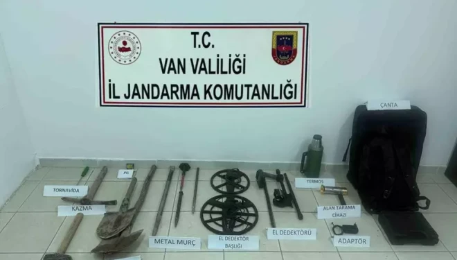 Van’da tarihi kale yakınında kazı yapan 2 kişi yakalandı