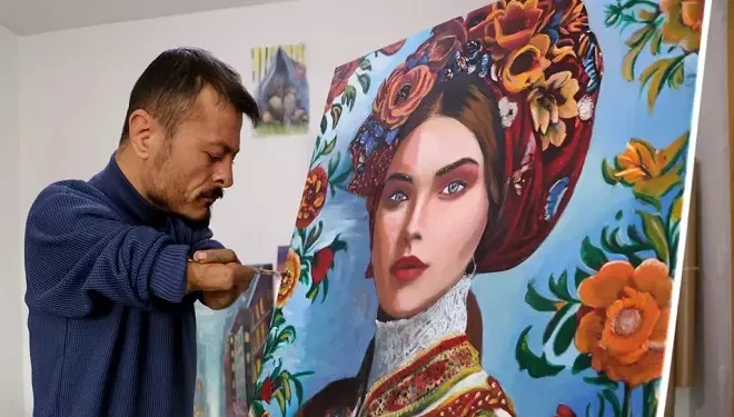 Dirsekleriyle çizdiği resimlerle hayata tutundu, siparişlere yetişemiyor