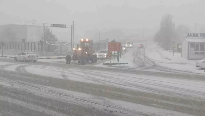 Van’da kar yağışı trafiği olumsuz etkiledi: Maddi hasarlı kazalar meydana geldi