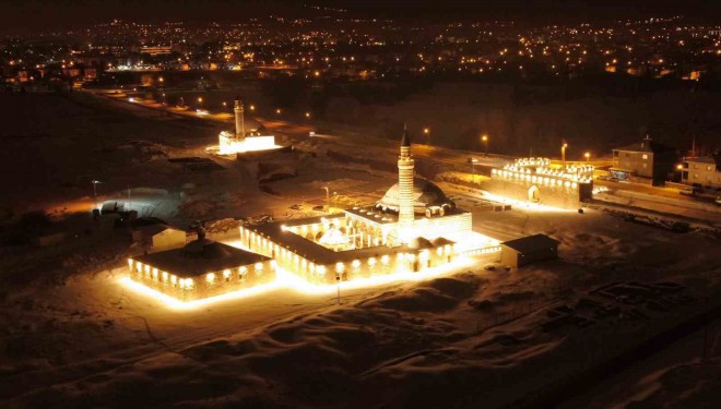 Tarihi Hüsrev Paşa Camii’nde gece ışıltısı: Tarih ve sanat buluştu