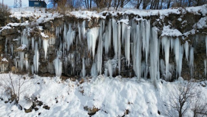 Metrelerce yüksekliğindeki buz sarkıtlar ilgi görüyor