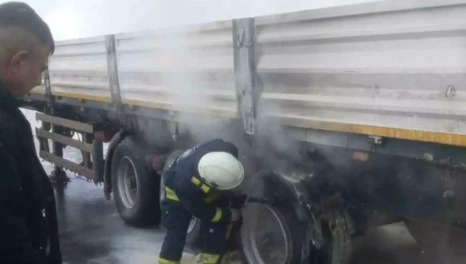 Seyir halindeki tırın lastikleri yandı