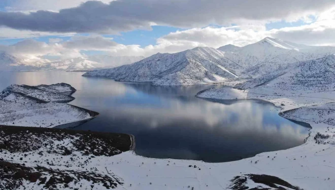 Van Gölü’nün masmavi suları karla buluştu
