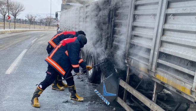 Van’da seyir halindeki tırın lastikleri yandı