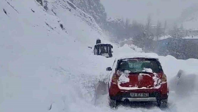 Çatak’ta çığ düştü: Sürücü son anda kurtuldu