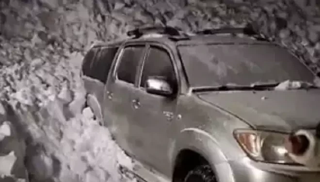 Çatak’ta düşen çığda park halindeki araç kar altında kaldı