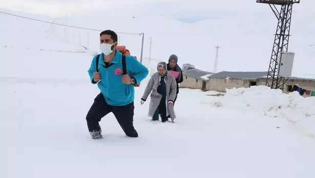 Doktor Didem, dondurucu soğukta 1,5 metre karda yürüyerek hastalara ulaşıyor