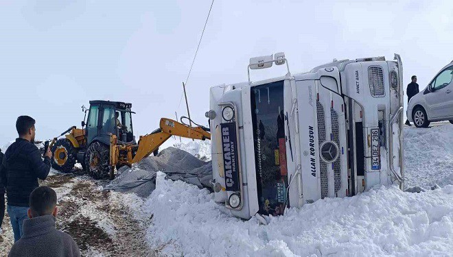 Muradiye’de gizli buzlanmadan dolayı tır devrildi