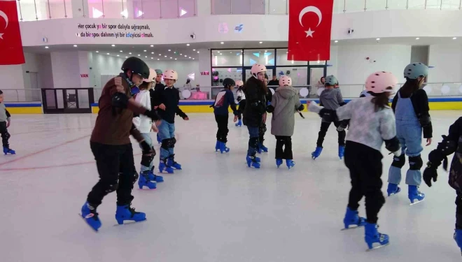 Buz pateni pisti yarıyıl tatilinde çocukların uğrak noktası oldu