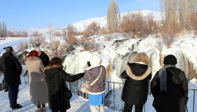 Donan Muradiye Şelalesi’ne ziyaretçi ilgisi