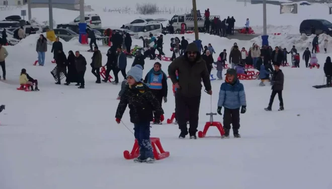 Vanlı çocuklar, yarıyıl tatilinin son günlerini kayak merkezinde geçirdi