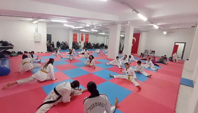 Van Büyükşehir Belediyespor Taekwondo sporcuları kuşak atlama heyecanı yaşadı